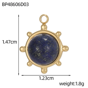 Detaillierte Maße eines Sonnenanhängers mit blauem Stein und goldenem Metallrahmen
