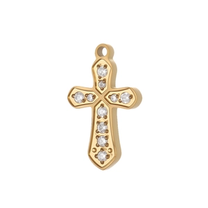 Vue détaillée d'un pendentif croix en acier doré serti de pierres de zircone cubique rondes