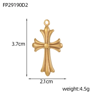 Détails d'un pendentif croix dorée vintage aux dimensions 3,7x2,1cm et poids de 4,5g