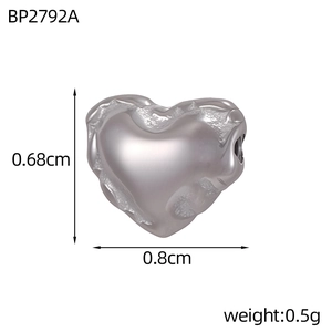 Dettaglio di perla a forma di cuore in acciaio inossidabile, dimensioni 0,68cm x 0,8cm e 0,5g