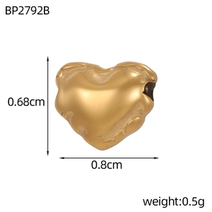 Dettaglio macro del ciondolo a cuore in acciaio dorato, larghezza 0,8cm e peso 0,5g