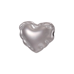 Primo piano di una perla a cuore in acciaio inossidabile con texture lava per gioielli
