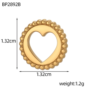 Dettaglio del ciondolo a cuore dorato con bordo a sfere, dimensioni 1,32 cm e peso 1,2 g