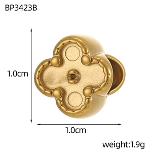Vue macro du pendentif trèfle doré avec dimensions de 1,0 cm et poids de 1,9 g