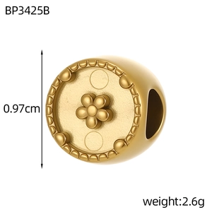 Vue macro détaillée de la breloque ronde plaquée or 18k avec motif floral et dimensions