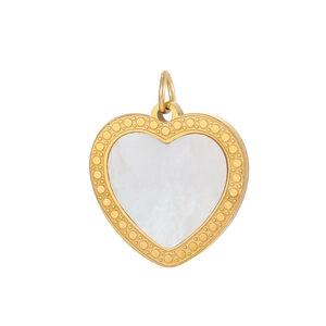 Detail van hartvormige hanger met gouden korrelrand en witte parelmoer inleg
