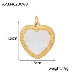 Detail van een 1,5 cm vergulde hartvormige hanger met wit parelmoeren inlegwerk