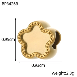 Perle en forme d'étoile plaquée or 18 carats avec bords perlés et dimensions