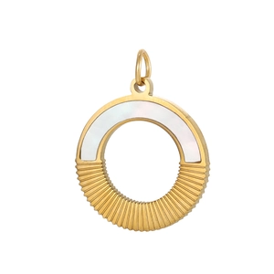 Macro-opname van de gouden ronde schelphanger met een geplooide metalen textuur detail