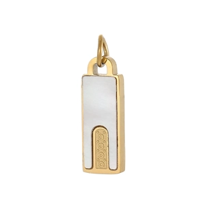Detail van een vintage vergulde rechthoekige hanger met witte schelpinleg en puntstructuur