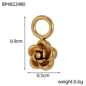 Détail du pendentif fleur de rose dorée avec mesures de 0,9 cm de haut et 0,5 cm de large