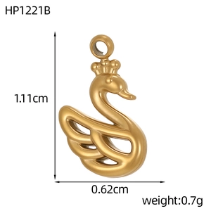 Vue détaillée du pendentif cygne à couronne avec dimensions 1.11cm x 0.62cm et 0.7g