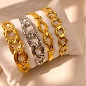 Set di bracciali alla moda con fibbia a ferro di cavallo in finitura oro e argento