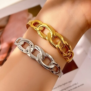 Bracciale a catena spessa scavata placcato oro 18k indossato al polso