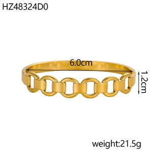 Dettaglio del bracciale placcato oro 18k con diametro 6,0cm e larghezza di 1,2cm