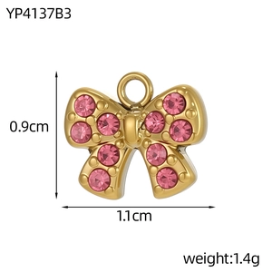 Detailansicht eines rosa Strass-Schleifenanhängers mit goldenem Metallsockel für DIY-Schmuck