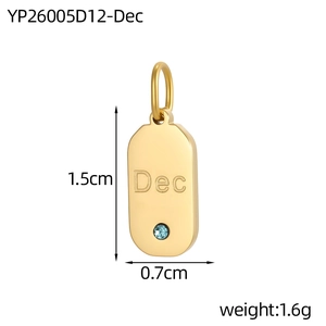 Goldener rechteckiger Dezember-Anhänger mit Dec-Gravur und blauem Zirkonia-Stein