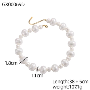 Détail du collier de perles montrant des perles de 1,8cm et 1,1cm avec chaîne de 38+5cm