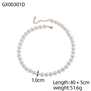 Vue détaillée du collier de perles 10mm avec fermoir mousqueton et chaîne d'extension réglable