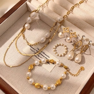 Elegantes mehrlagiges Perlenketten und Sternohrring Schmuckset in Gold-Finish