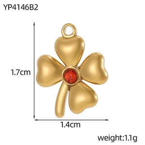 Goldener Kleeblatt-Anhänger mit rotem Edelstein, Maße: 1,7 cm Höhe und 1,4 cm Breite
