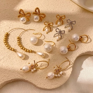 Detaillierte Sammlung eleganter Perlenohrringe mit Schleifen-, Goldperlen- und Reifendesigns