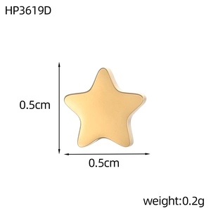 Macro shot of 0.5cm gold star pendant with measurements and product weight details