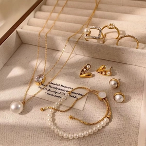 Elegantes Goldperlen Schmuckset mit Halskette Armband Ringen und Ohrringen in Box