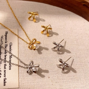 Französisches Set aus Schleifen-Perlenanhänger, Halskette und Ohrringen in Gold und Silber