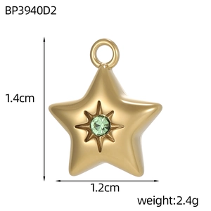 Star-shaped gold pendant with green gemstone featuring 1.4cm height and 1.2cm width