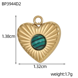 Detailed view of heart-shaped gold pendant with malachite stone inlay and dimensions