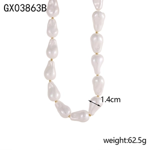 Détail d'un collier de perles baroques avec perles dorées et largeur de 1,4 cm