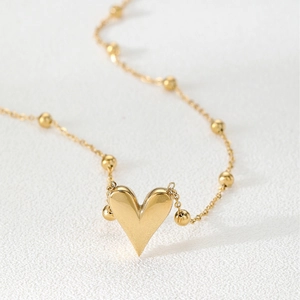 Élégant collier en acier inoxydable doré avec pendentif cœur 3D et détails de perles