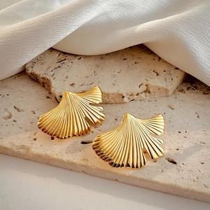 Chic 14K gold plated irregular maple ginkgo leaf stud earrings with detailed texture