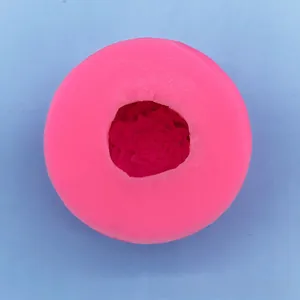 Dettaglio stampo in silicone rosa per boccioli di rosa, candele e dolci fai-da-te