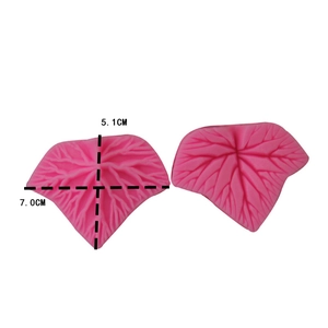 Detailed size view of pink leaf silicone mold showing veins texture, 7.0cm by 5.1cm