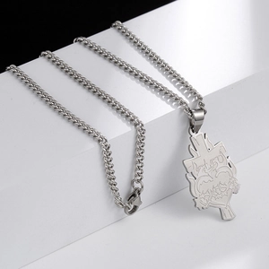 Collana a croce cuore gotica in acciaio inossidabile con catena piatta su podio bianco