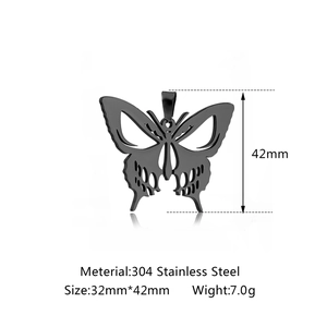 Detalle del colgante de mariposa negra en acero inoxidable 304 con motivos huecos