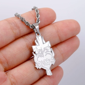 Dettaglio ciondolo sacro cuore in acciaio inox vintage con croce su catena