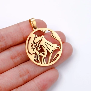 Colgante de Jesús en acero inoxidable dorado pulido sostenido en la mano con fondo blanco