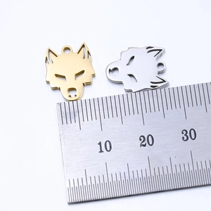 Mesure détaillée de la taille des pendentifs tête de loup en acier de 20mm or et argent