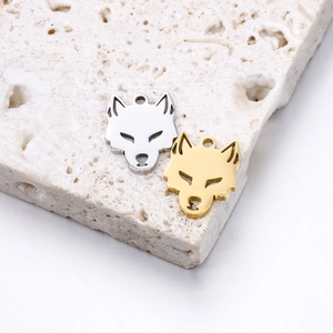 Pendentifs tête de loup en acier inoxydable doré et argenté sur support en pierre