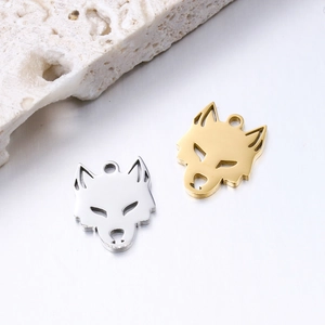 Vue détaillée de pendentifs tête de loup en acier inoxydable poli doré et argenté