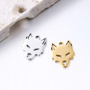 Détail de pendentifs tête de loup en or et argent pour bijoux DIY avec finition lisse