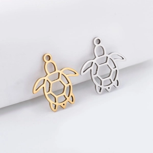 Dettaglio di ciondoli a forma di tartaruga in oro e argento per gioielli fai da te