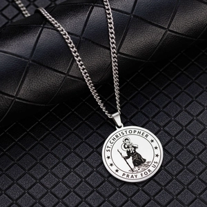 Detailopname van de St. Christopher hanger met zilveren afwerking op zwart leder