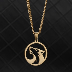 Détail du pendentif loup doré ajouré avec une élégante chaîne torsadée pour hommes