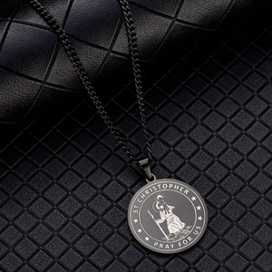 Macro-opname van Sint-Christoffel medaille ketting in gun black op leer