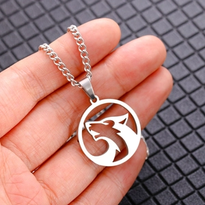 Vue détaillée d'un collier en acier inoxydable avec un pendentif tête de loup évidé