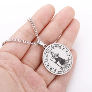 Gepolijste roestvrijstalen St. Christopher hanger ketting in de hand op witte achtergrond